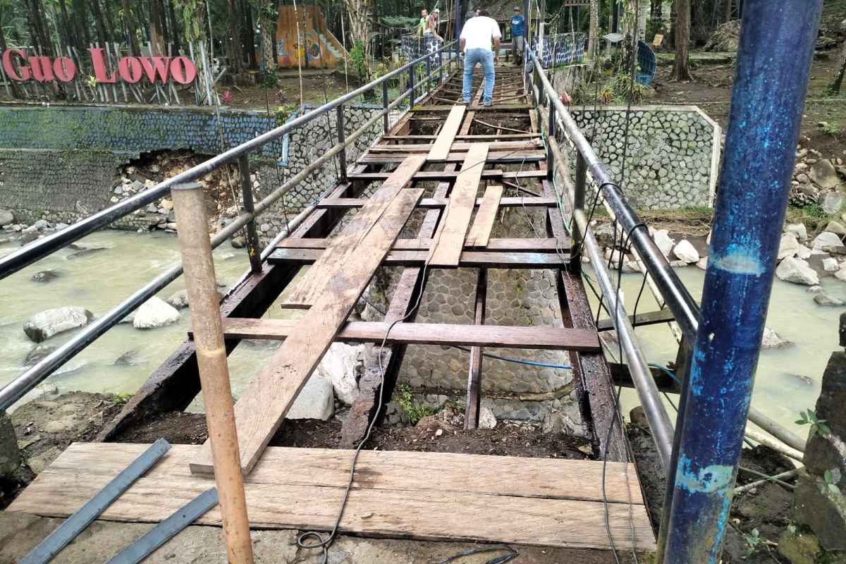 Pemkab Trenggalek perbaiki fasillitas Goa Lowo yang terdampak banjir