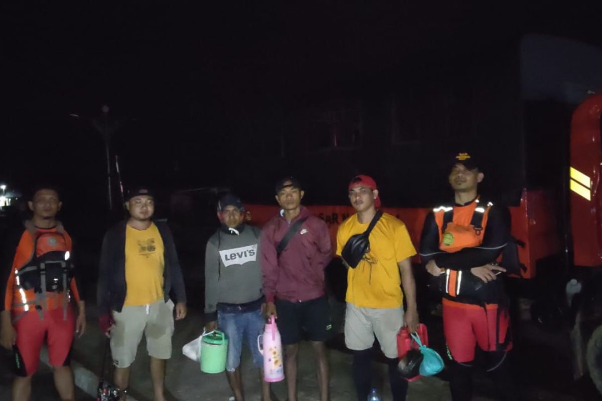 SAR Gorontalo selamatkan 4 warga terkatung-katung di Teluk Tomini