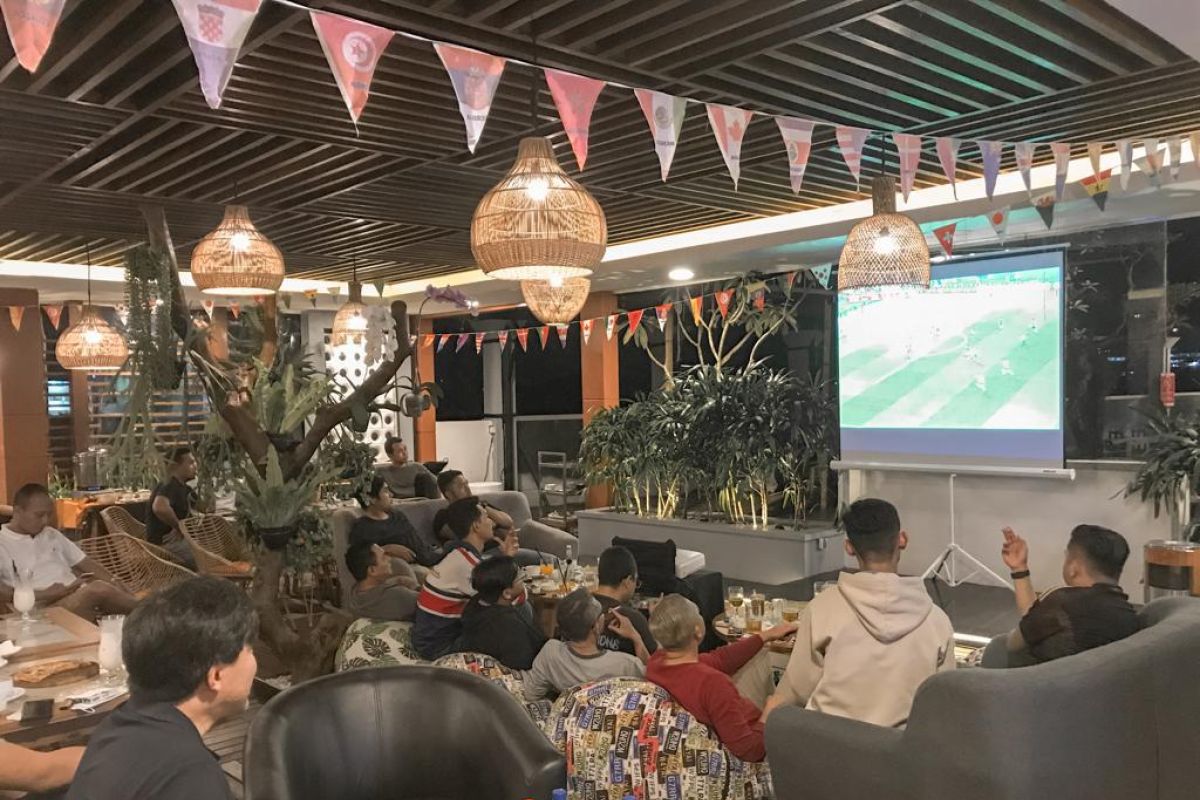 Piala Dunia: Antusiasnya warga Jember nobar di Aston