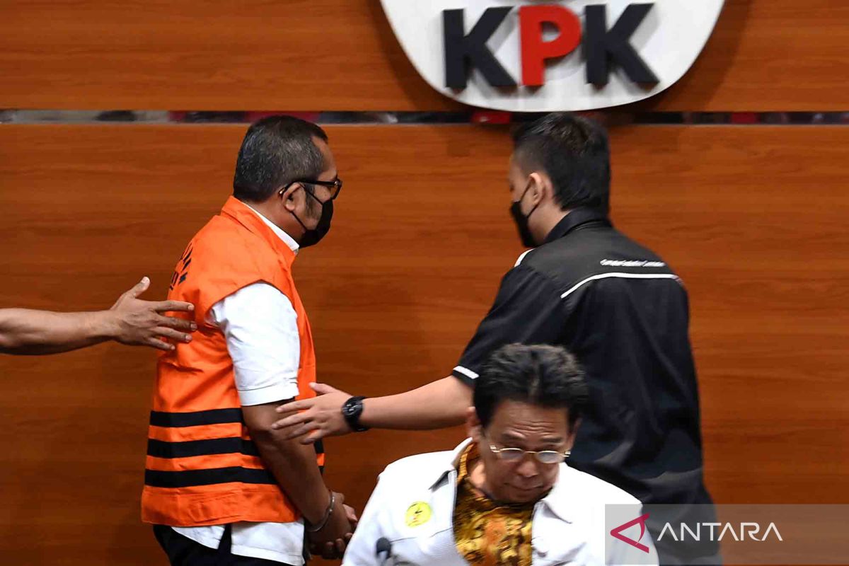 Tersangka kasus sunat dana hibah Jatim di tahan KPK