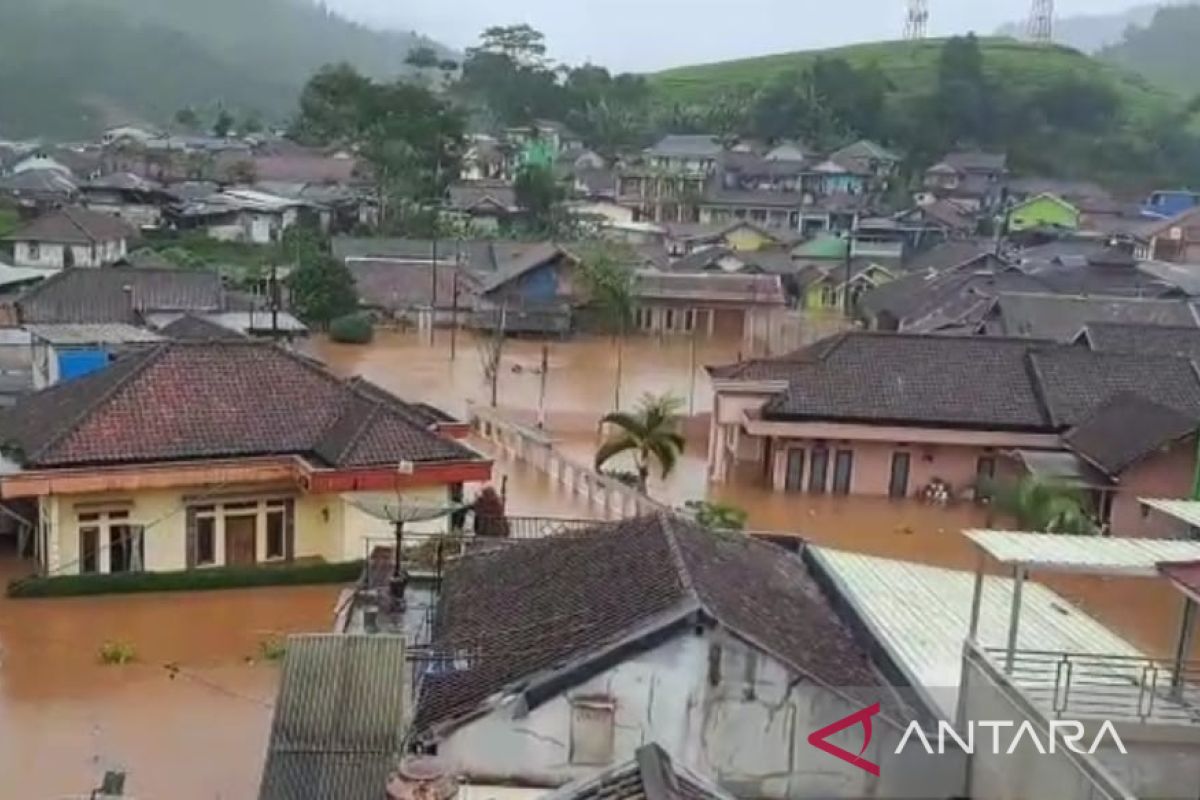 Sungai Cibala meluap, ratusan rumah di Cianjur terendam banjir 1 meter