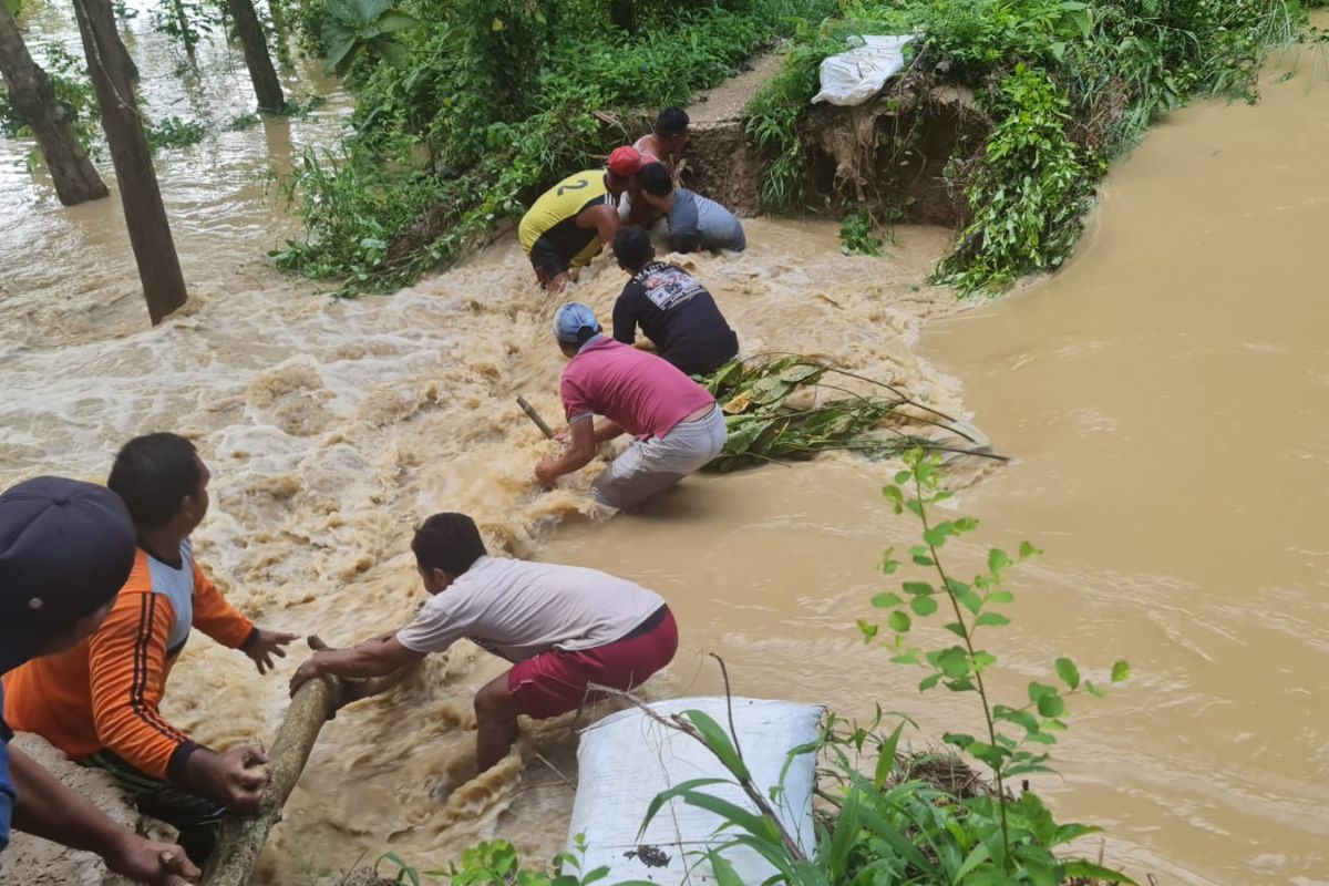 Tanggul Sungai Kaliombo Pati jebol akibatkan rumah tergenang banjir