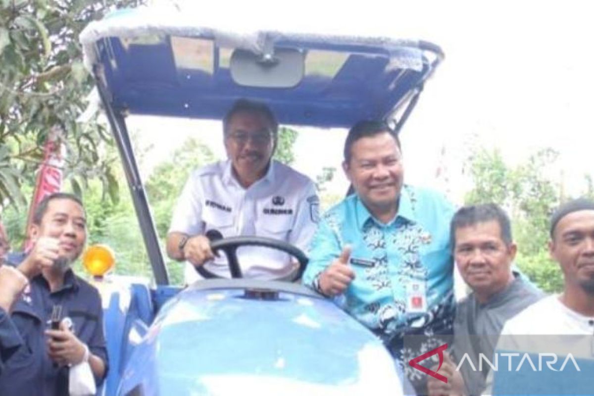 Pemprov Bangka Belitung serahkan 8 traktor guna tingkatkan produksi padi petani