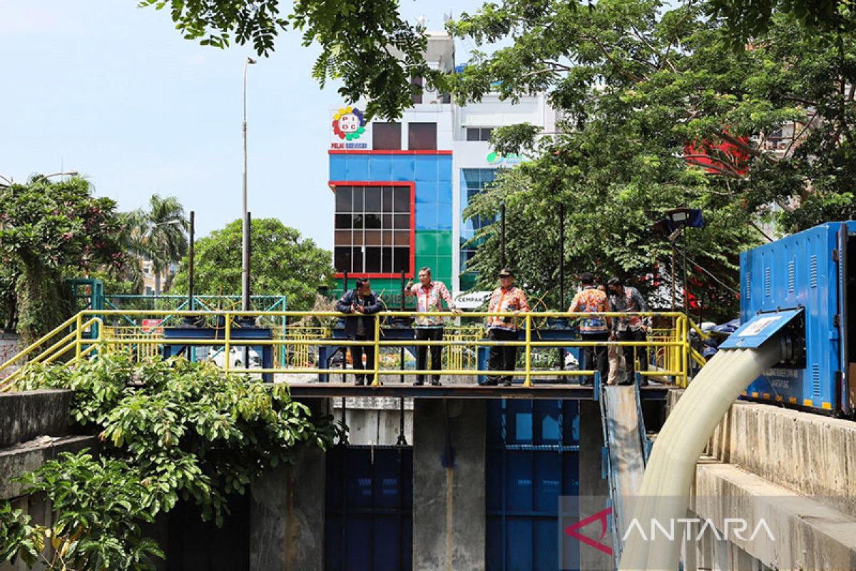 Jakpus instruksi pantau pintu air Cempaka Mas guna kendalikan banjir