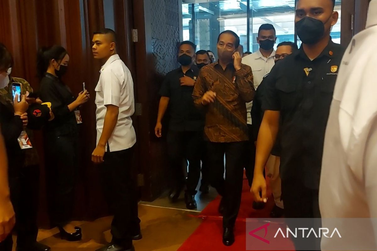 Presiden Jokowi minta Bawaslu libatkan masyarakat awasi politik uang