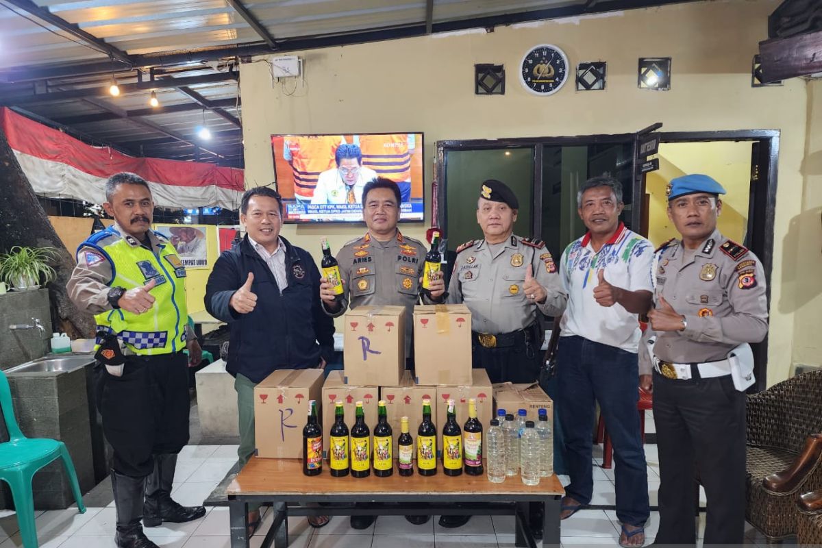 Bandung police crack down on stores selling liquor without permit