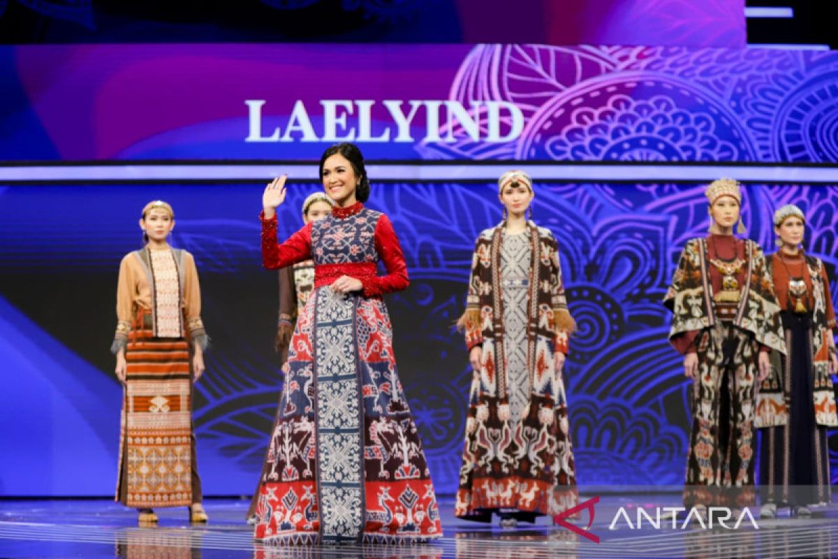 Desainer busana Laely Indah Lestari tampil pada I Fashion Festival