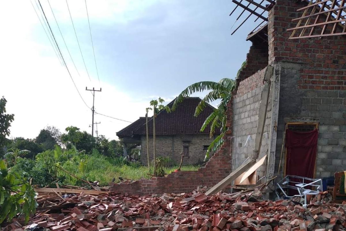 Satu orang meninggal dan puluhan rumah rusak diterjang puting beliung di Natar