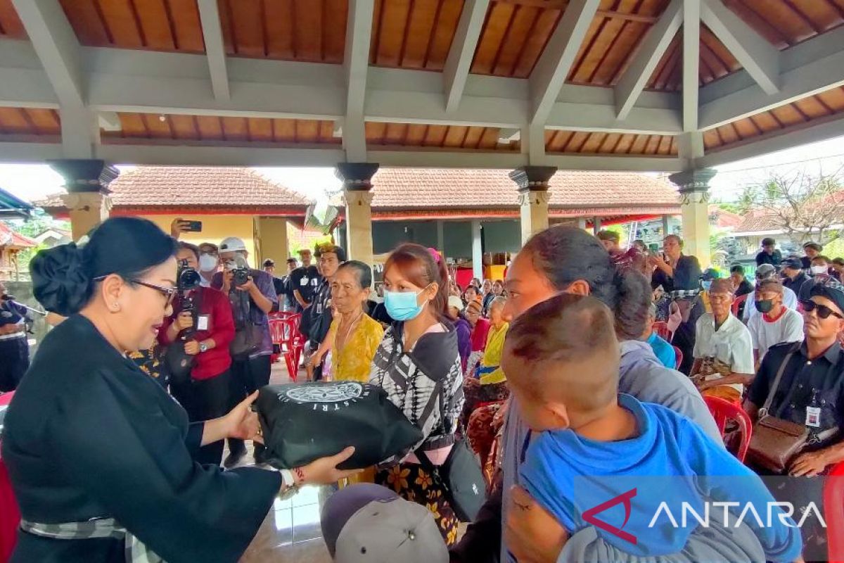 Pakis Bali bantu 100 paket bahan pokok untuk warga Nusa Penida