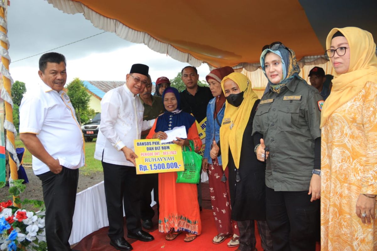 Bupati Kotabaru salurkan bantuan di wilayah pesisir Tanjung Selayar