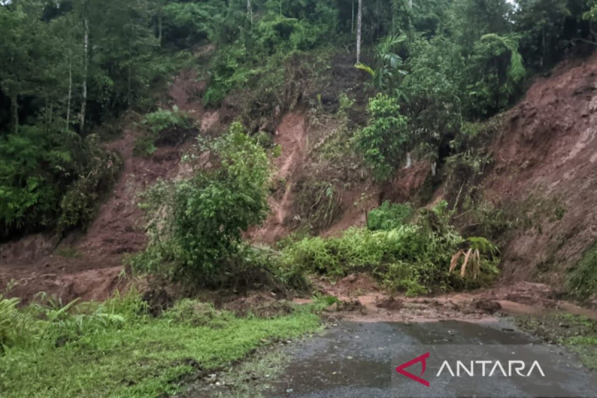Jalur utama wilayah selatan Cianjur masih putus akibat longsor