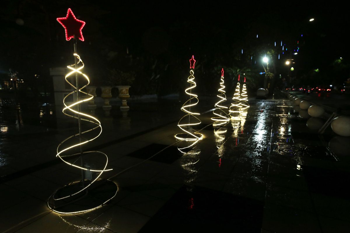 Ornamen Natal terpasang di beberapa kawasan di Surabaya