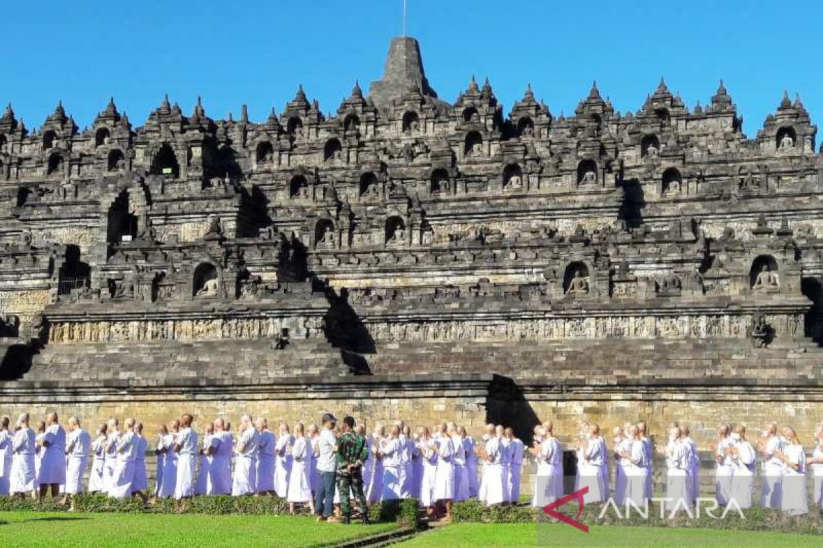 Masih dikaji wisatawan bisa naik bangunan Candi Borobudur