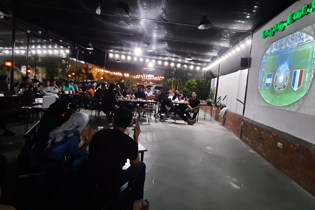 Kafe di Pekanbaru padat nobar Piala Dunia 2022