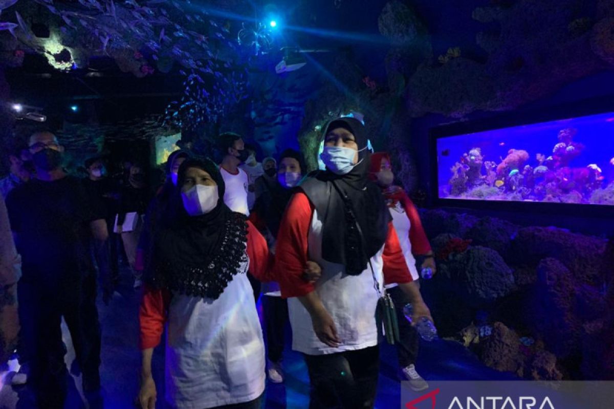 Alumni Akpol 2010 ajak lansia "healing" ke Jakarta Aquarium