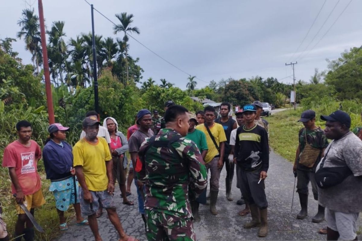 Satgas Yonif 132/Bima Sakti bersihkan lingkungan bersama warga Papua