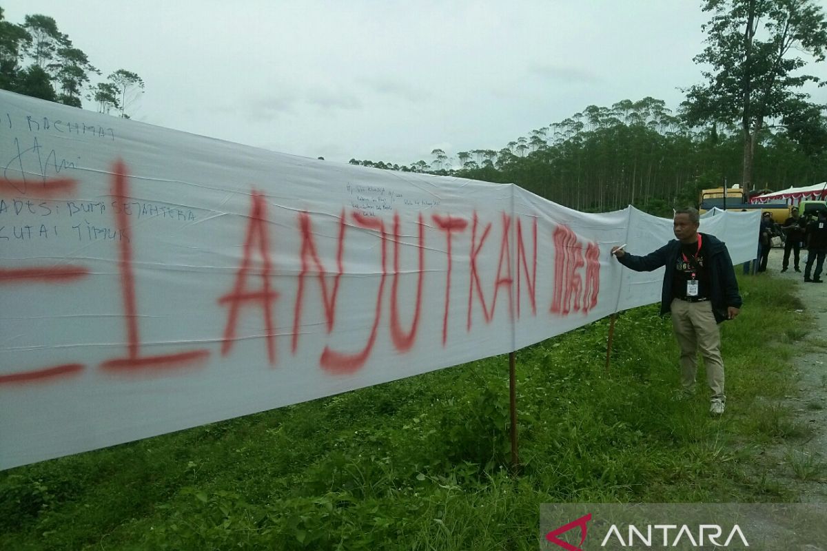 Apdesi bentang spanduk dukung pembangunan IKN