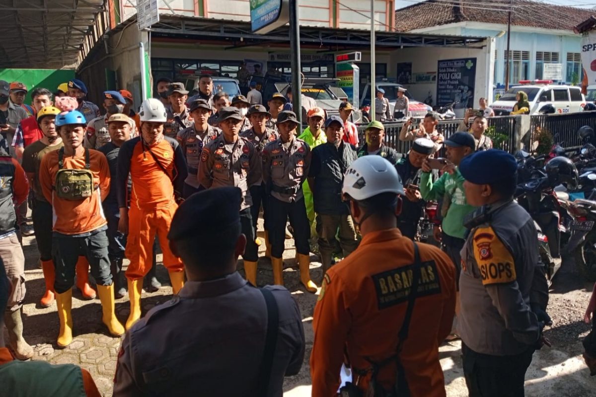 SAR conducts search for two missing people in Sumedang landslide