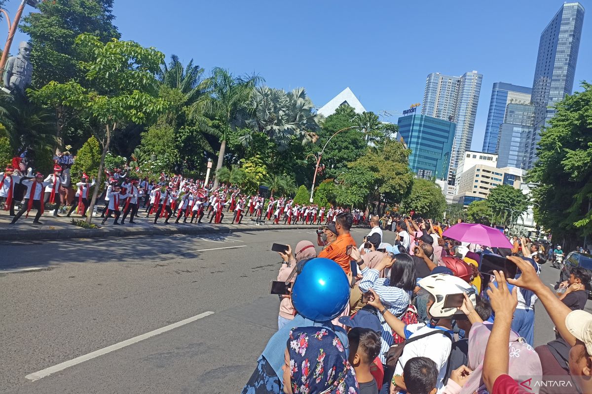 Sejumlah warga antusias saksikan Tari Remo serentak di Surabaya