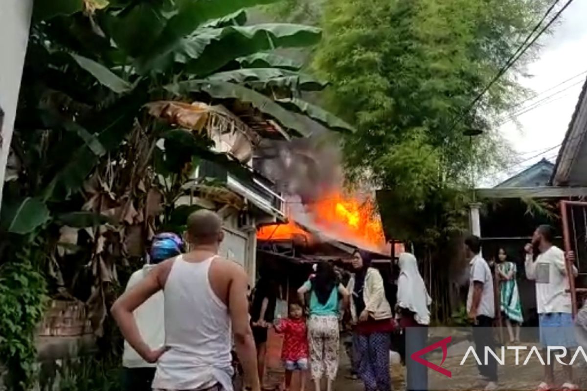 Kebakaran di Jalan Ratna Palembang tewaskan satu orang penghuni rumah