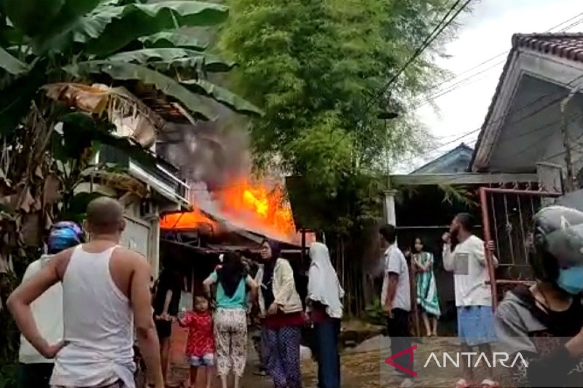 Kebakaran di Jalan Ratna Palembang tewaskan seorang penghuni rumah