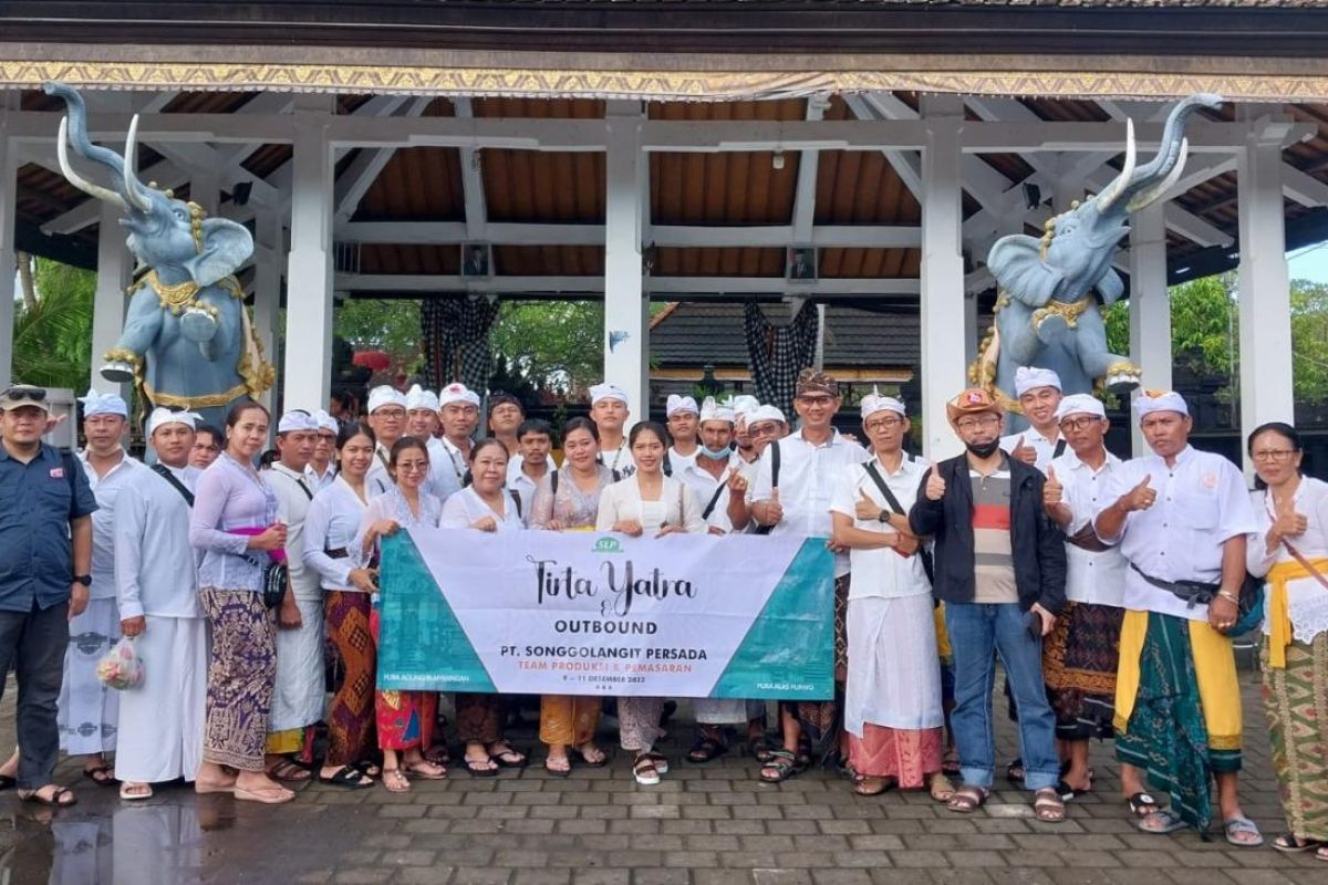 Karyawan PT Songgolangit Persada wisata rohani Ke Banyuwangi