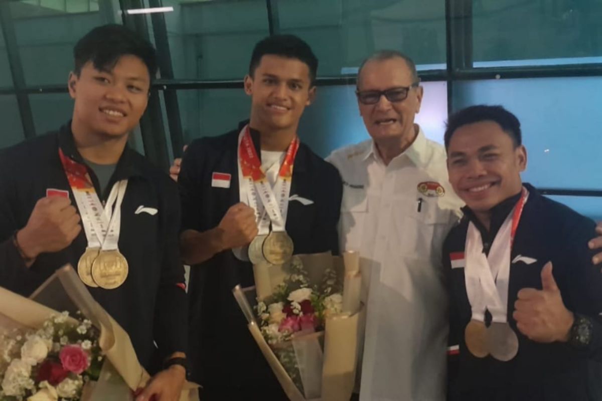 Peraih medali Angkat Besi Kejuaraan Dunia 2022 tiba di Tanah Air