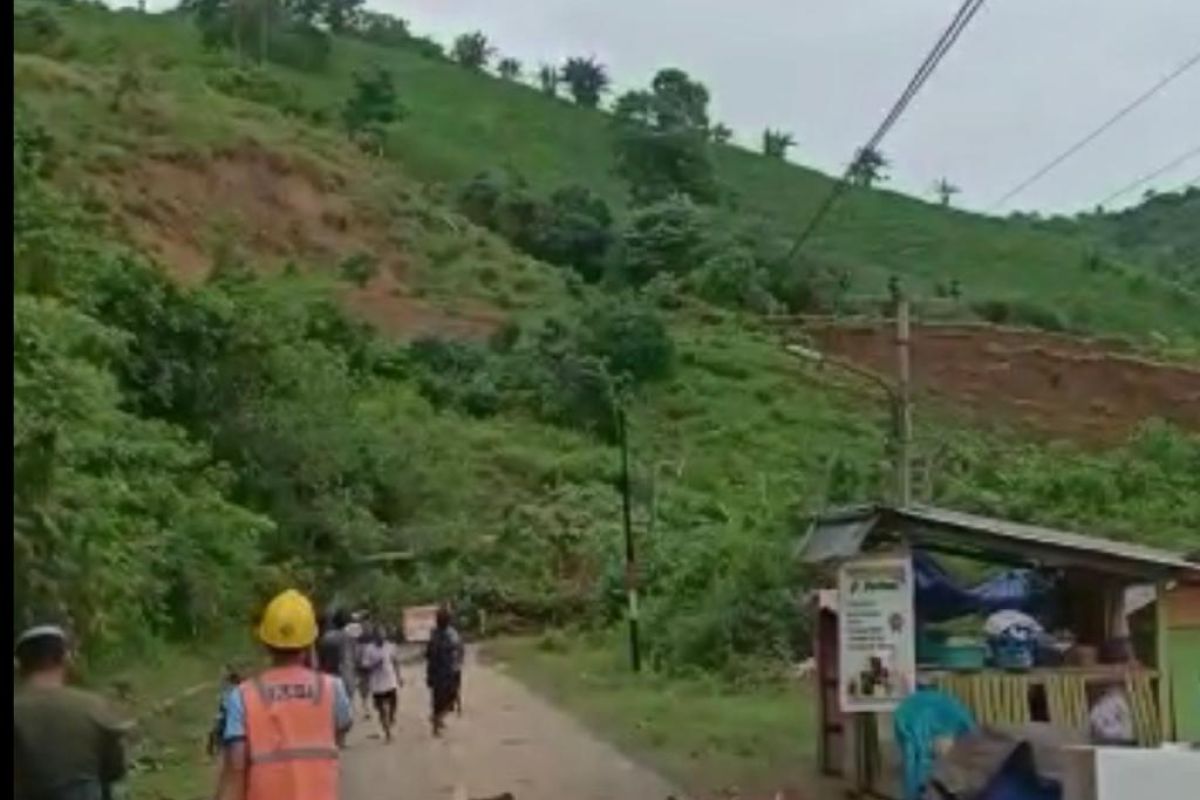 Longsor di Bilato Gorontalo sebabkan akses jalan dua desa putus