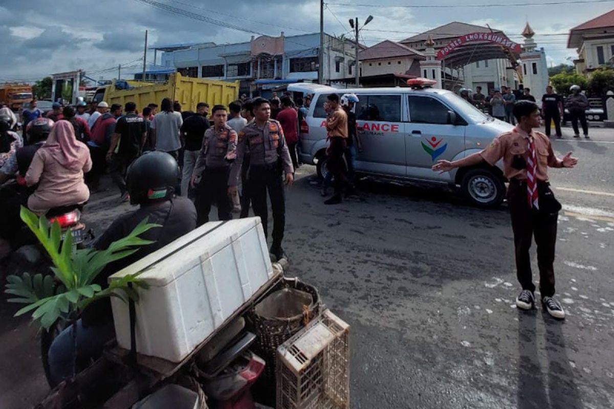 Pengendara sepeda motor tewas terlindas truk