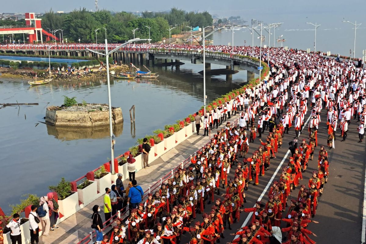 Puluhan ribu warga di Surabaya ikut Tari Remo