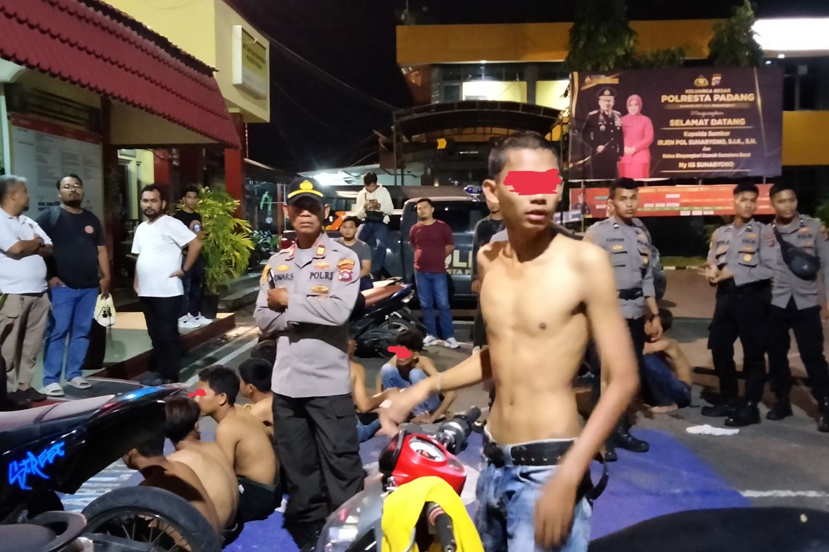Pelaku tawuran serang anggota Polresta Padang pakai senjata tajam (Video)