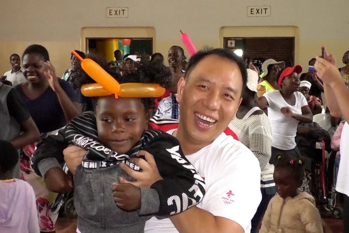 Komunitas China hibur anak-anak penyandang disabilitas di Zimbabwe