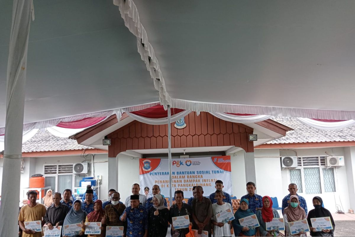 Wali Kota Pangkalpinang serahkan BST kepada masyarakat Kecamatan Bukit Intan