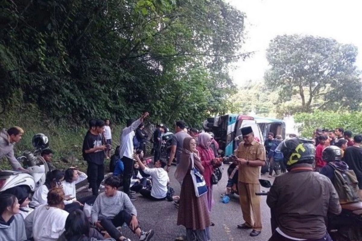 Bus rombongan mahasiswa Universitas Riau kecelakaan
