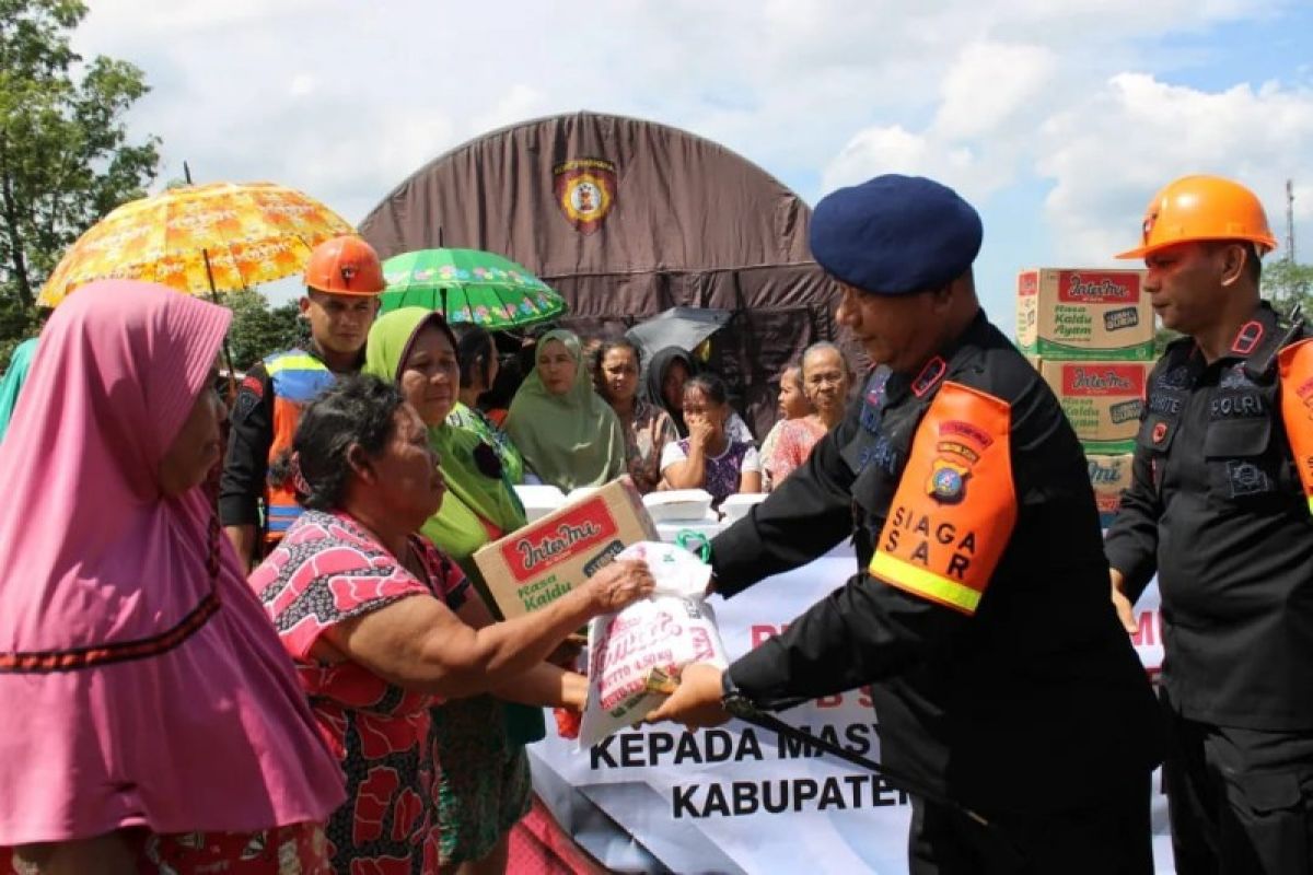 Brimob Polda Sumut beri bantuan kepada korban banjir di Serdang Bedagai