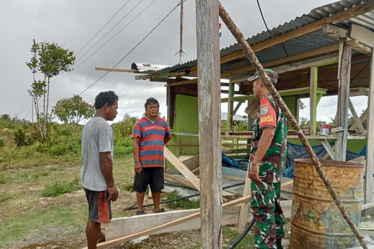 Koramil Biak Timur jalin komsos bersama warga Kampung Bosnik Sup