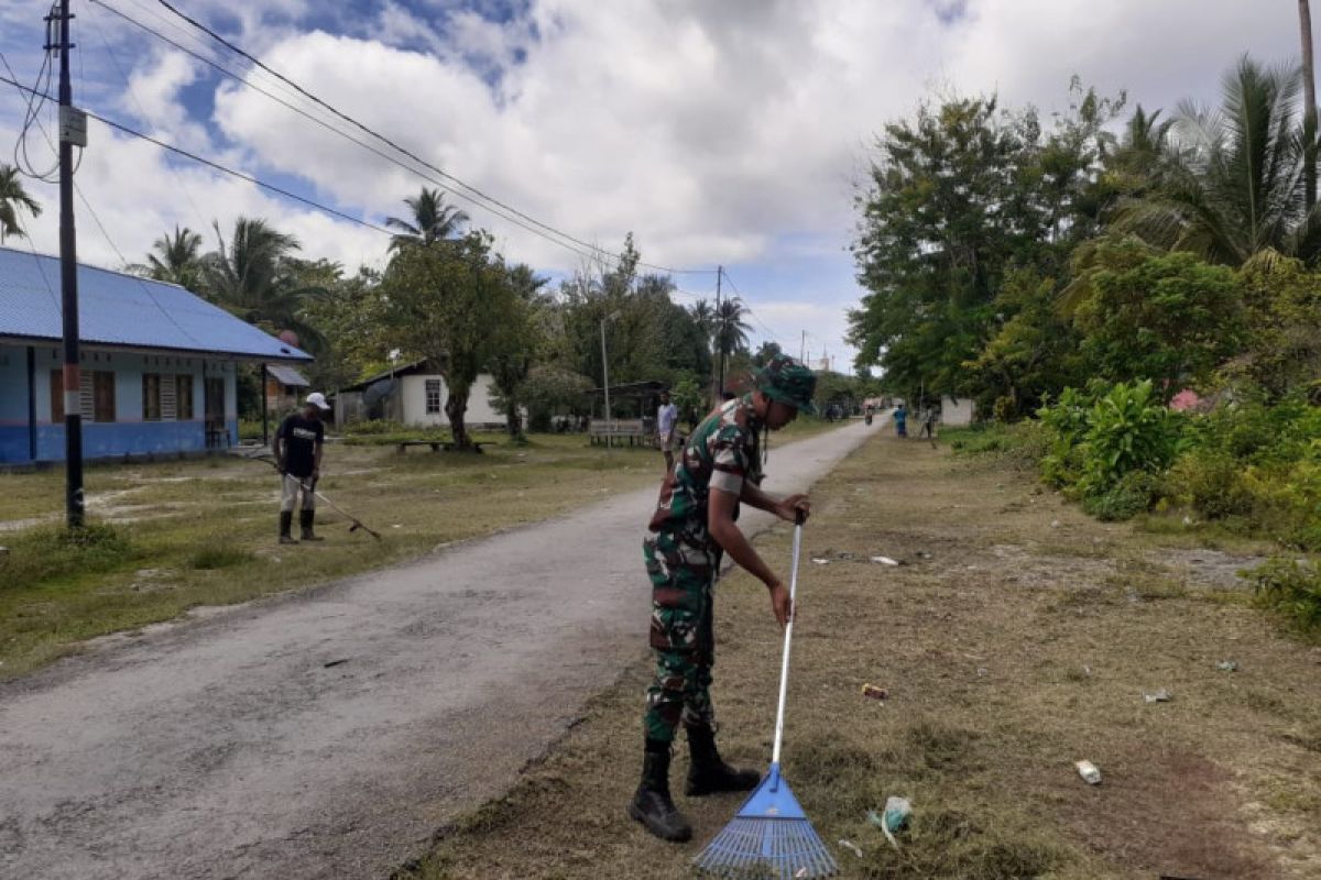 Koramil Numfor bersama warga bersihkan bahu jalan di Kampung Kornasoren