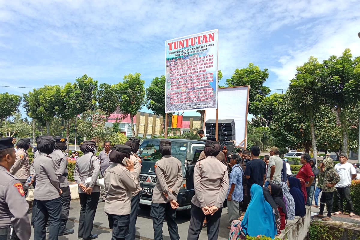 Masyarakat Lubukbasung gelar demonstrasi di kantor Bupati Agam