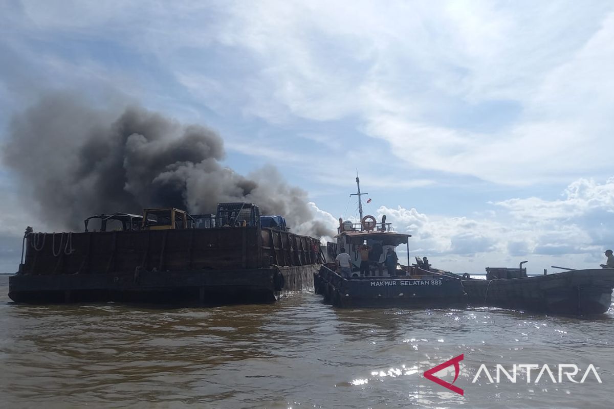 Basarnas Jambi membantu padamkan kapal tongkang terbakar di Kampung Laut