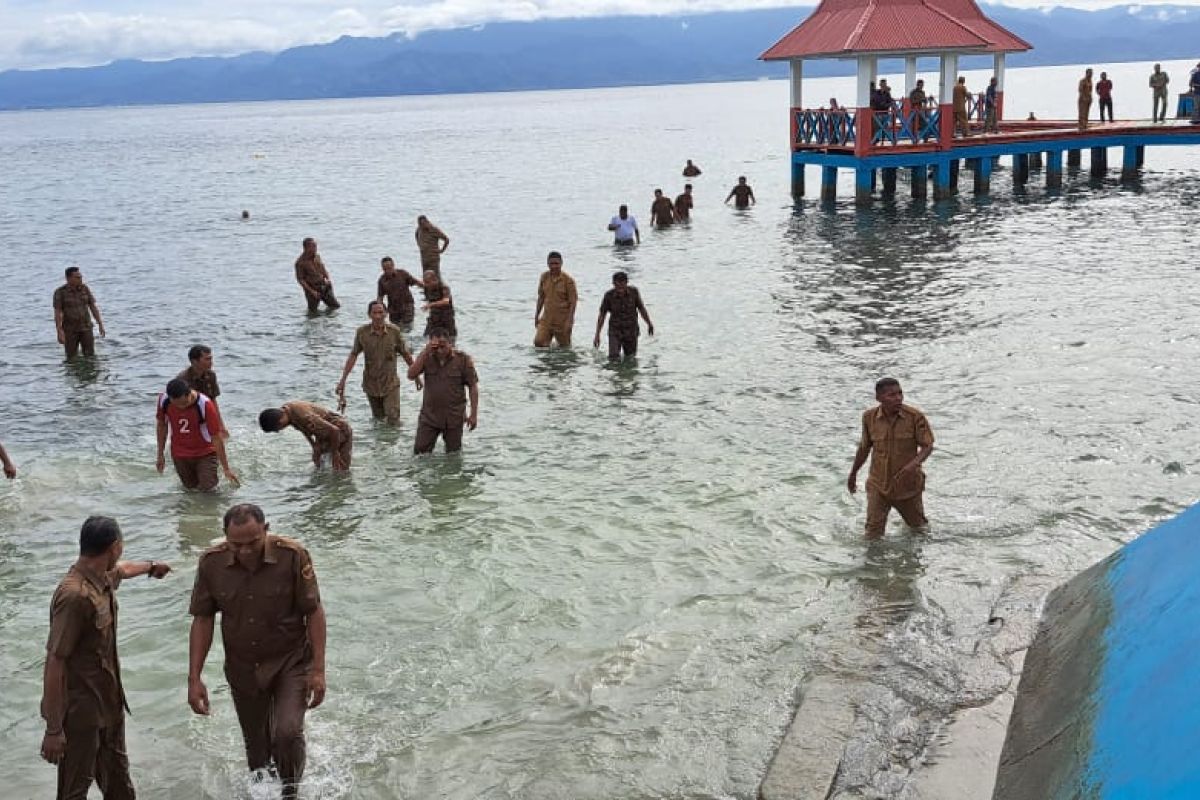 Puluhan pejabat Kota Tidore pendukung Tim Prancis diceburkan ke laut