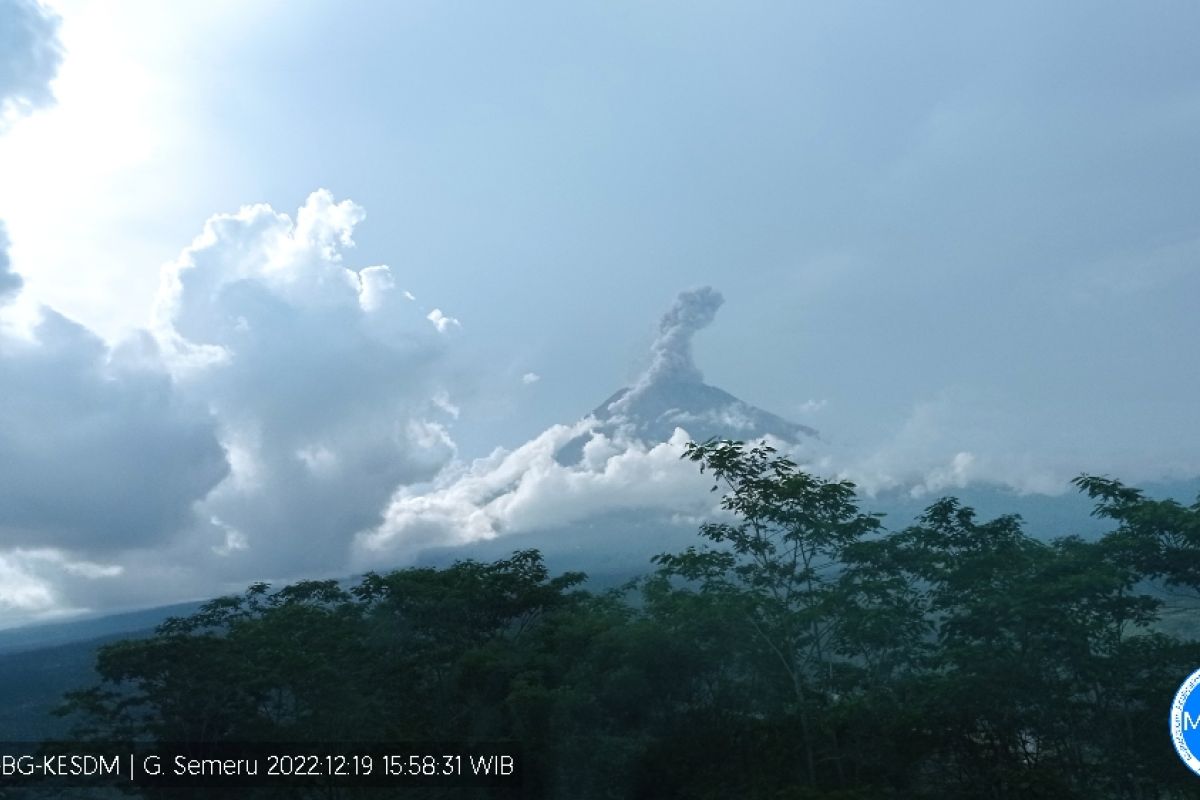 Gunung Semeru erupsi selama 100 detik lontarkan abu setinggi 1,5 kilometer