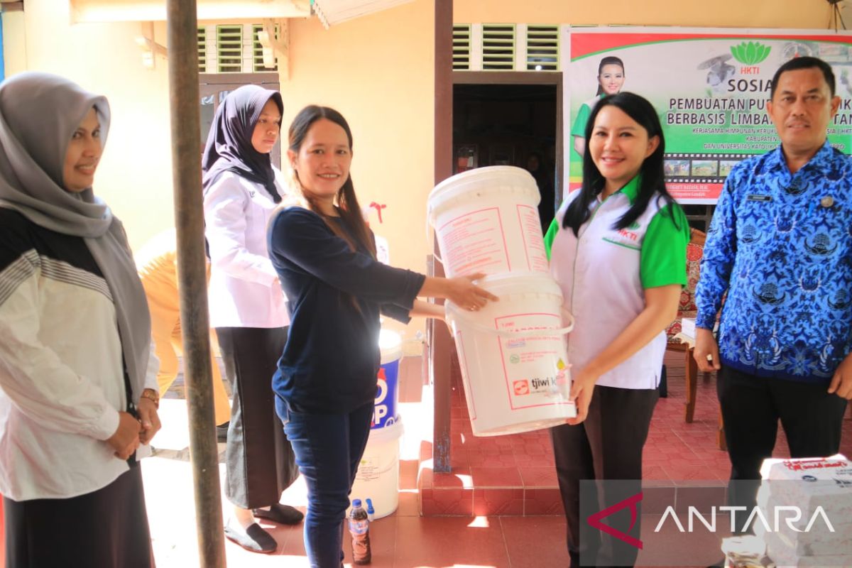 HKTI Landak sosialisasikan pembuatan pupuk organik cair kepada Kelompok Wanita Tani