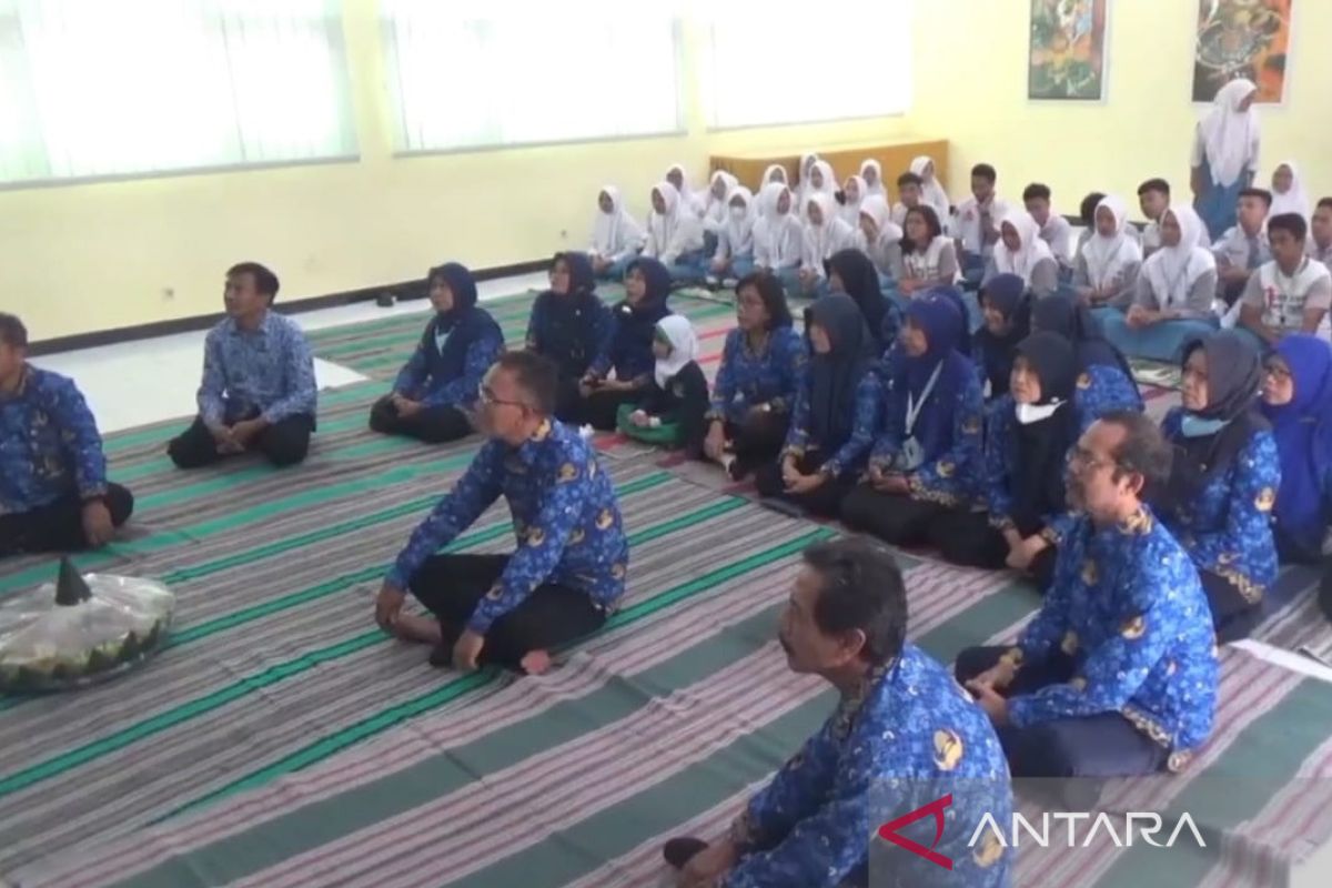 Panglima TNI Yudo dilantik, guru-siswa SMAN 1 Mejayan sujud syukur