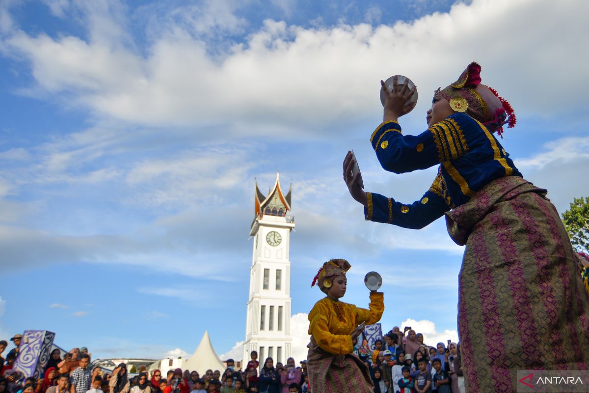 Tokoh adat keluar sidang paripurna hari jadi Kota Bukittinggi