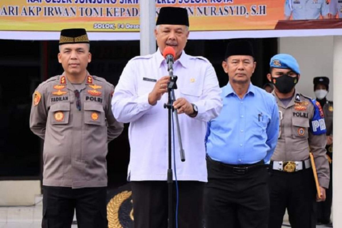 Wako Solok serahkan piagam penghargaan ke Polres Solok Kota