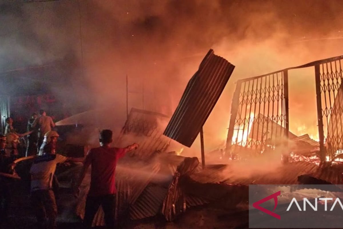 12 ruko milik pedagang di Pasar Inpres Simpang Peut Nagan Raya terbakar