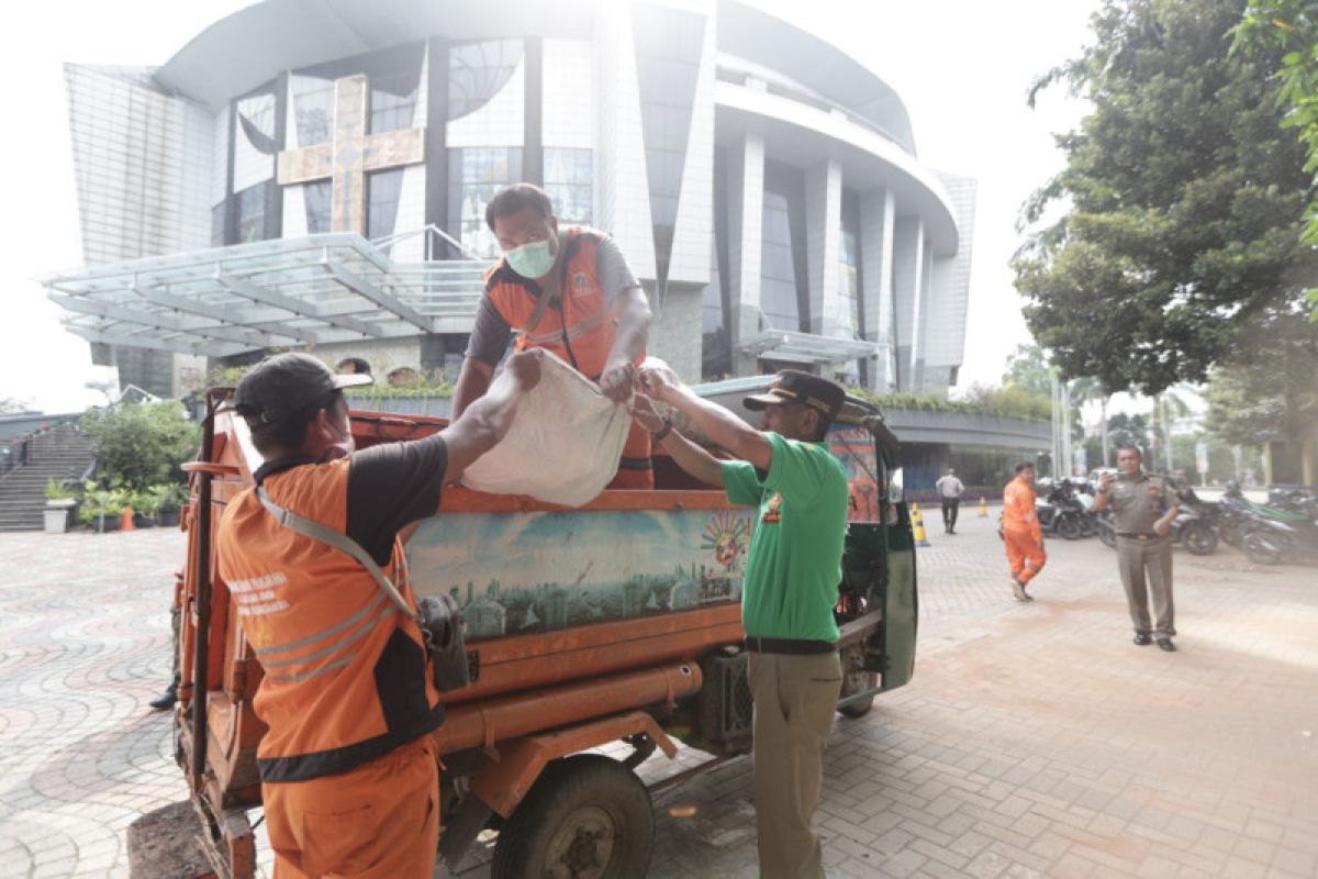 Sambut Natal, Satpol PP Jakut gelar kegiatan bersih-bersih gereja