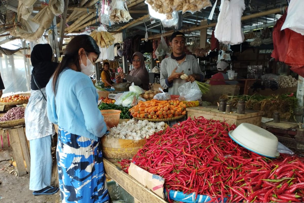 Jelang Nataru, harga cabai dan bawang di Kota Serang naik