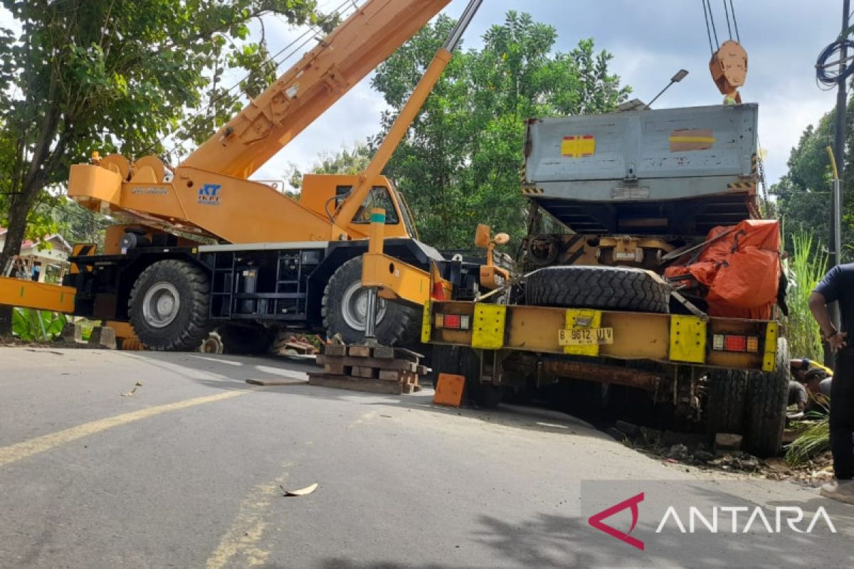 Trans Sulawesi Puncak Pontolo macet total tertutup alat berat