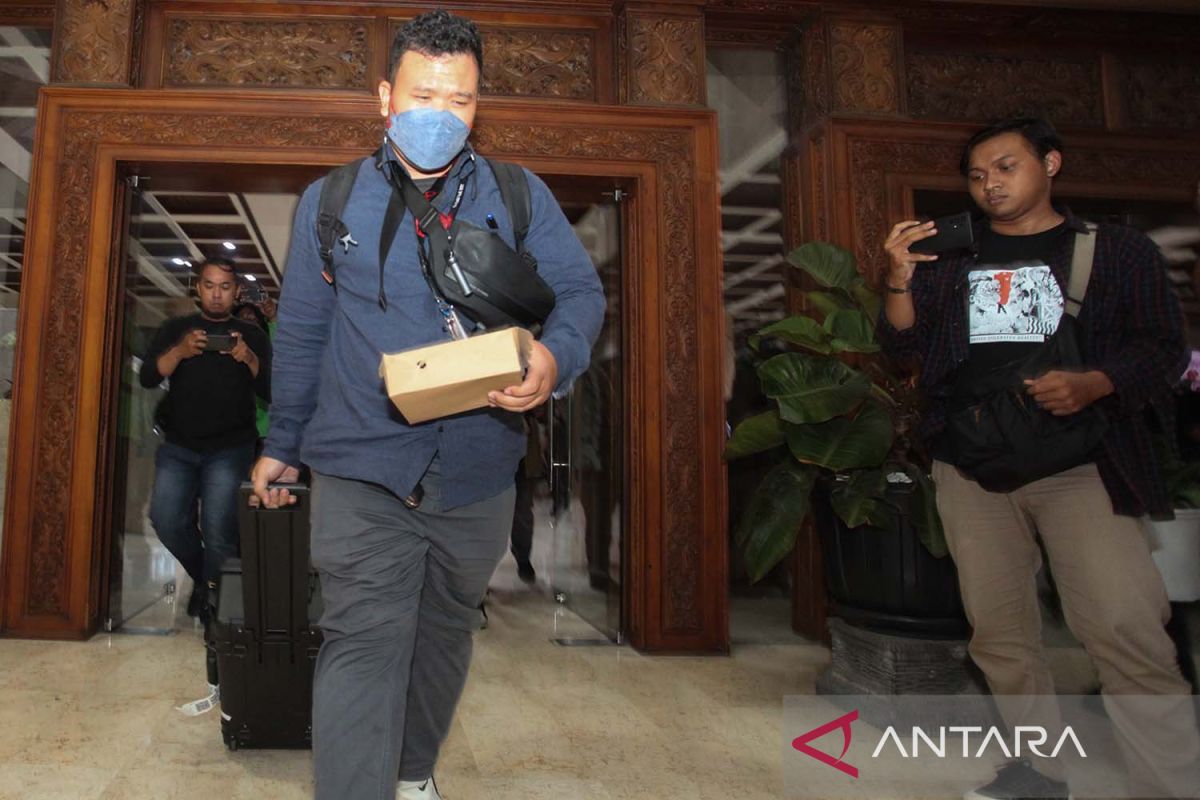 Tiga koper di bawa KPK usai menggeledah Gedung DPRD Jatim